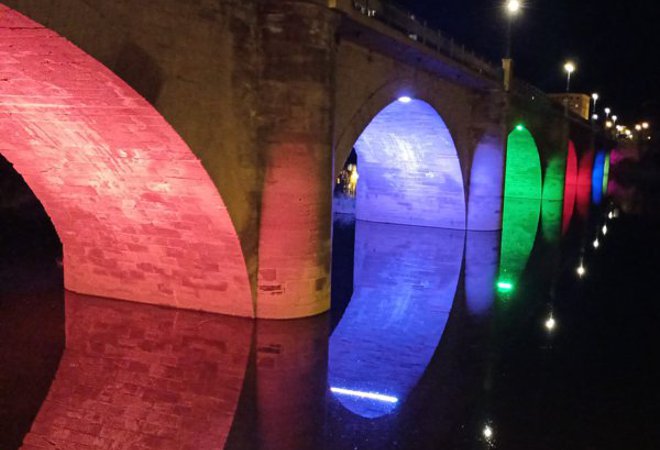 Puente de Piedra de Logroño iluminado por la noche